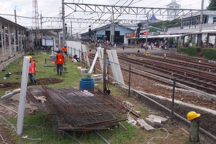 Ada Proyek Konstruksi Peron, Taman di Stasiun Bogor Diubah Jadi Akses Jalan Penumpang