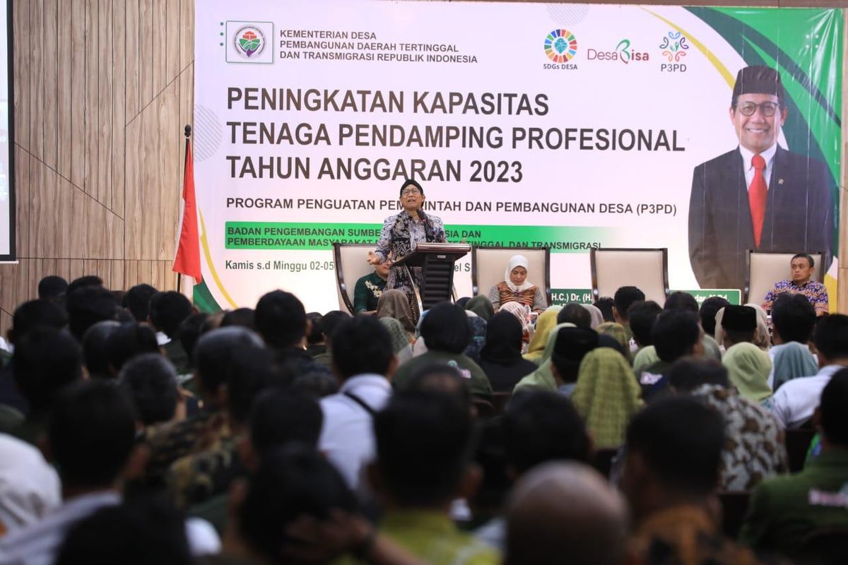 Menteri Desa Pembangunan Daerah Tertinggal dan Transmigrasi (Mendes PDTT) Abdul Halim Iskandar memberi pengarahan dalam kegiatan Peningkatan Kapasitas Tenaga Pendamping Profesional Tahun 2023 di Gets Hotel, Semarang, Jawa Tengah, Jumat (3/11/2023).