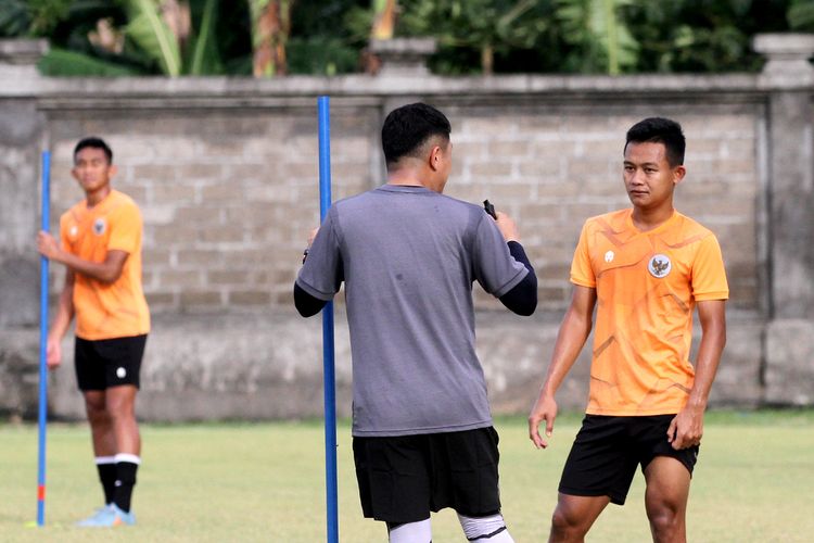 Pemain Timnas Indonesia Sani Rizki memperhatikan arahan asisten pelatih saat latihan persiapan ujicoba FIFA Matchday di Stadion Gelora Trisakti Kuta, Bali, Jumat (21/1/2022) sore.