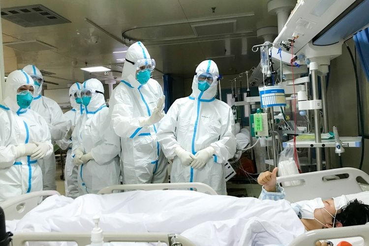 Tim medis memberikan kode kepada salah satu pasien virus corona. Dokter di Wuhan mengisahkan bagaimana suka duka mereka dalam merawat pasien yang positif terkena virus.