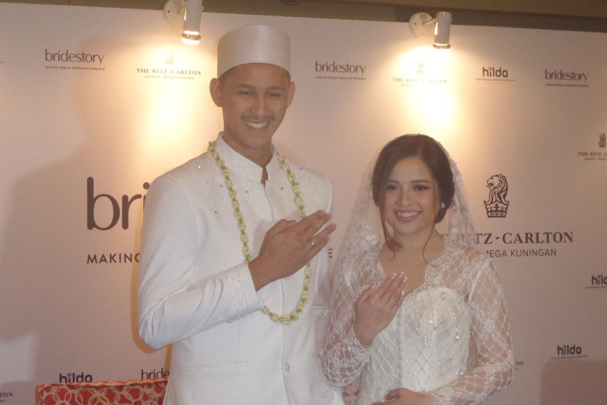 Tasya Kamila dan Randi Bachtiar menjalani  memperlihatkan cicncin pernikahan mereka kepada para peliput  dalam jumpa pers di Mutiara Ballroom The Ritz-Carlton Hotel, Mega Kuningan, Jakarta Selatan, Minggu (5/8/2018).