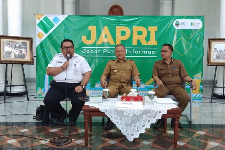 Kepala Seksi Data dan Informasi BMKG Bandung Yan Firdaus bersama Kepala BPBD Jabar Supriyatno (tengah) dan Kepala Seksi Logistik Usep Supdana saat hadir dalam kegiatan Jabar Punya Informasi (Japri) di Gedung Sate, Jalan Diponegoro, Selasa (19/11/2019).