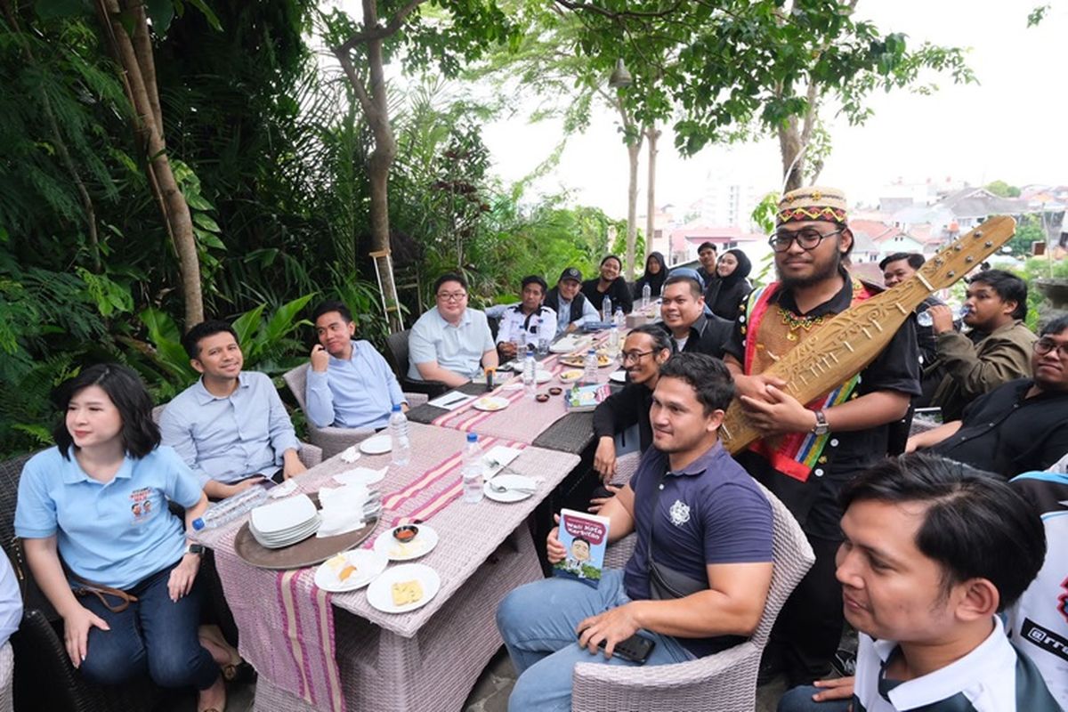 Cawapres no urut 2 Gibran Rakabuming Raka saat berdialog dengan sejumlah komunitas anak muda di Balikpapan.