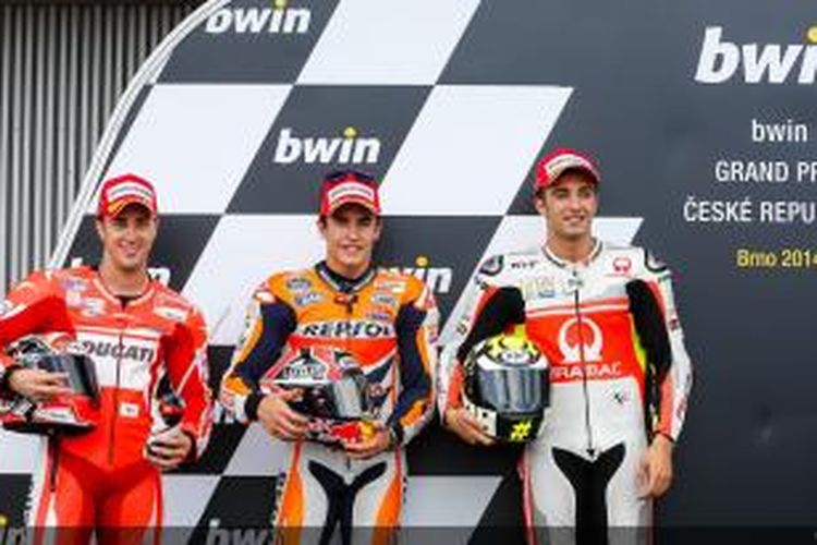 Pebalap Repsol Honda asal Spanyol, Marc Marquez (tengah), berpose bersama pebalap Ducati, Andrea Dovizioso (kiri) dan pebalap Pramac Racing, Andrea Iannone, setelah menyelesaikan sesi kulaifikasi GP Ceko di Sirkuit Brno, Sabtu (16/7/2014).