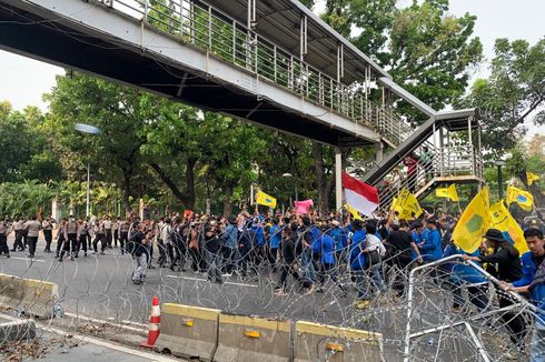 Paksa Maju ke Istana Merdeka, Massa Aksi Demo di Patung Kuda Saling Dorong dengan Polisi