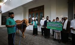 Walkot Maidi Bagikan 1.000 Paket Daging Kurban untuk Anak Stunting di Kota Madiun