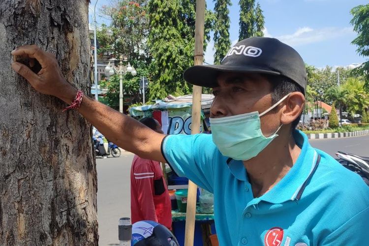 I Gede Putu Suryana, Sopir angkot di Kabupaten Buleleng, Provinsi Bali, mengeluhkan rencana pemerintah menaikkan harga BBM bersubsidi.