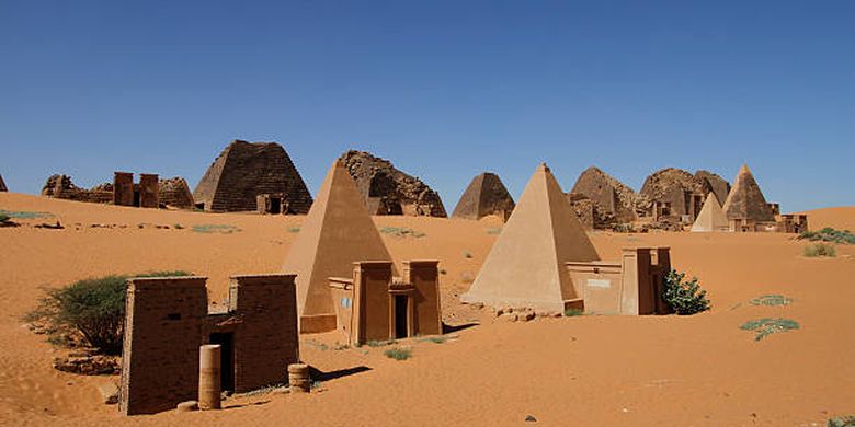 Ilustrasi reruntuhan kota Kushitic kuno Meroe, Sudan.