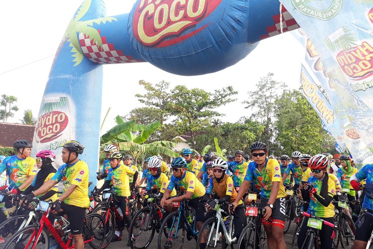 Peserta Gowes Nusantara Tour de Menoreh 2019 di Lapangan Wijimulyo, Nanggulan, Kulon Progo, Minggu (24/11/2019)