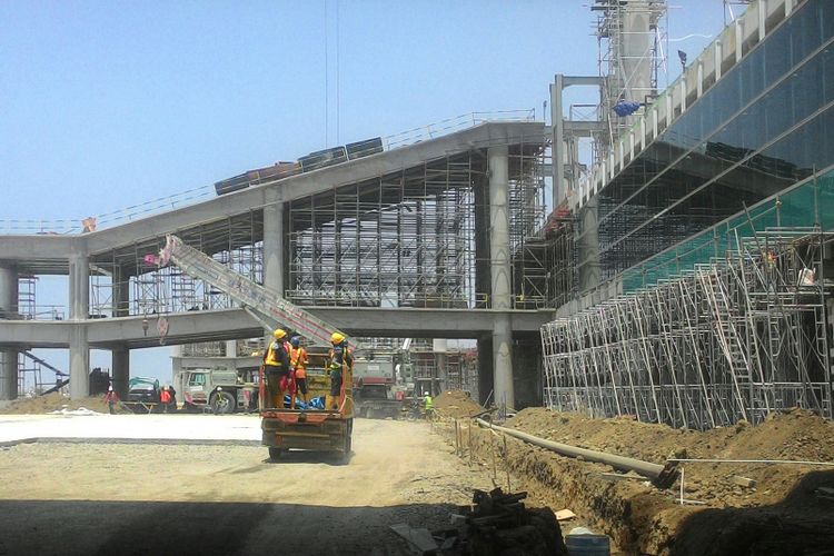 Terminal penumpang bandara NYIA, Kulon Progo, DIY,  mulai dipasang kaca.  PT Angkasa Pura I (Persero) kian optimis bandara ini bisa beroperasi pada April 2019 mendatang.