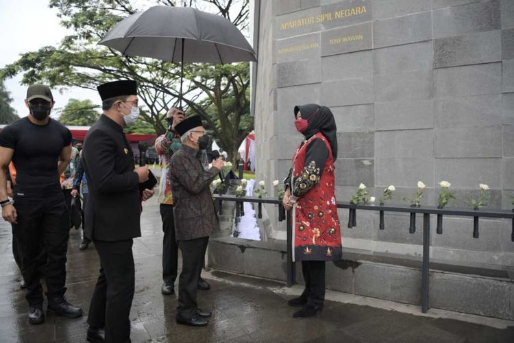 Wakil Presiden RI Ma'ruf Amin bersama Gubernur Jawa Barat Ridwan Kamil saat berbincang dengan perwakilan keluarga dalam persemian Monumen Pahlawan Covid-19 di Kota Bandung, Sabtu (4/12/2021).