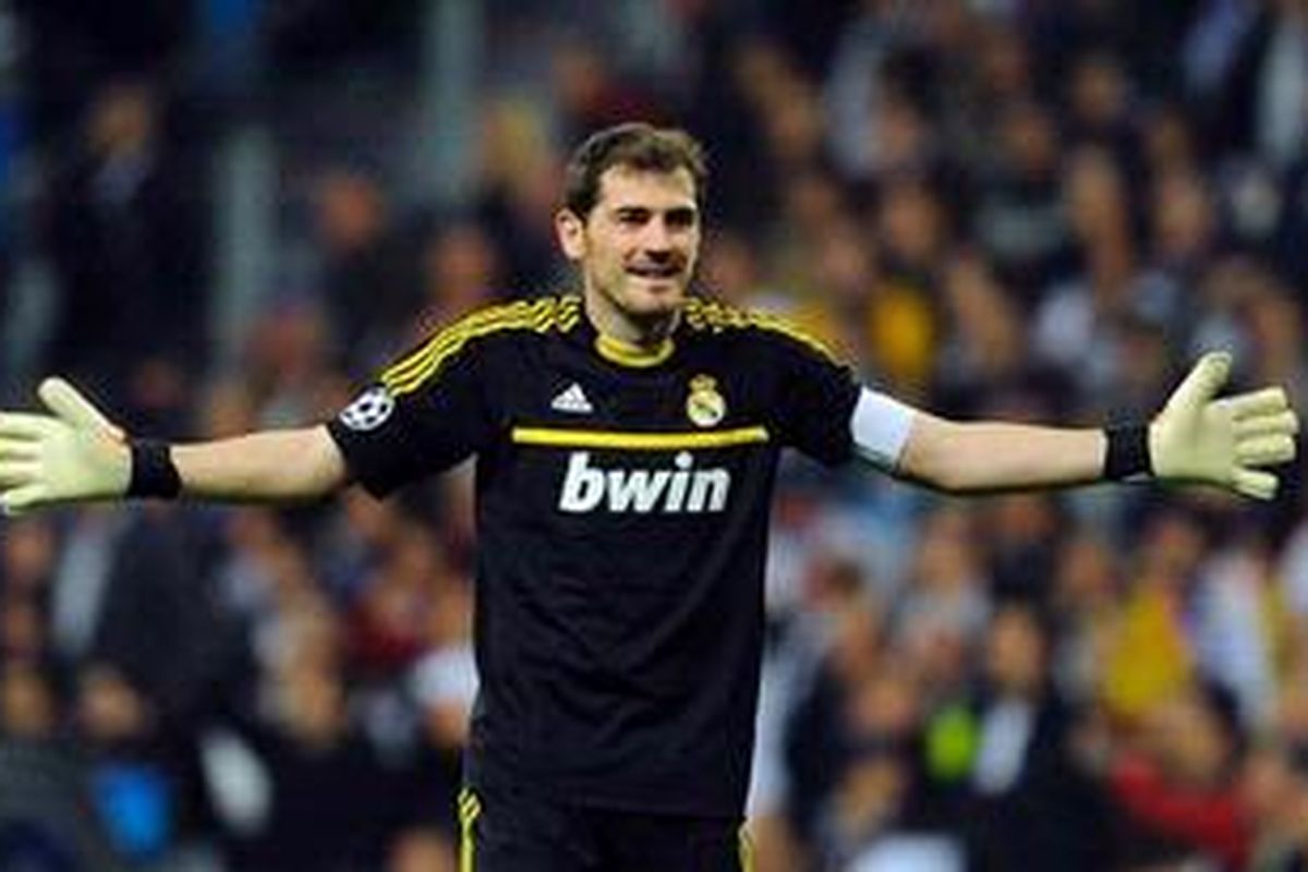 Salah satu ekspresi kiper Real Madrid, Iker Casillas, di tengah pertandingan leg kedua semifinal Liga Champions melawan Bayern Muenchen, di Santiago Bernabeu, Rabu (25/4/2012).