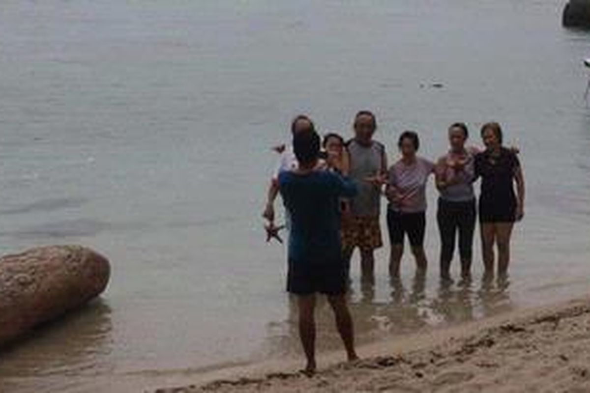 Sejumlah wisatawan berkunjung di Pulau Kepayang, Kabupaten Belitung, Bangka Belitung, Kamis (18/10/2012), yang dikembangkan menjadi taman wisata berbasis ekologi. Selain menarik wisatawan mancanegara, wisata ekologi yang saat ini banyak berkembang di Belitung ini juga dimaksudkan untuk melindungi alam Belitung dari kerusakan baik oleh tambang maupun praktik perikanan yang tak lestari. 