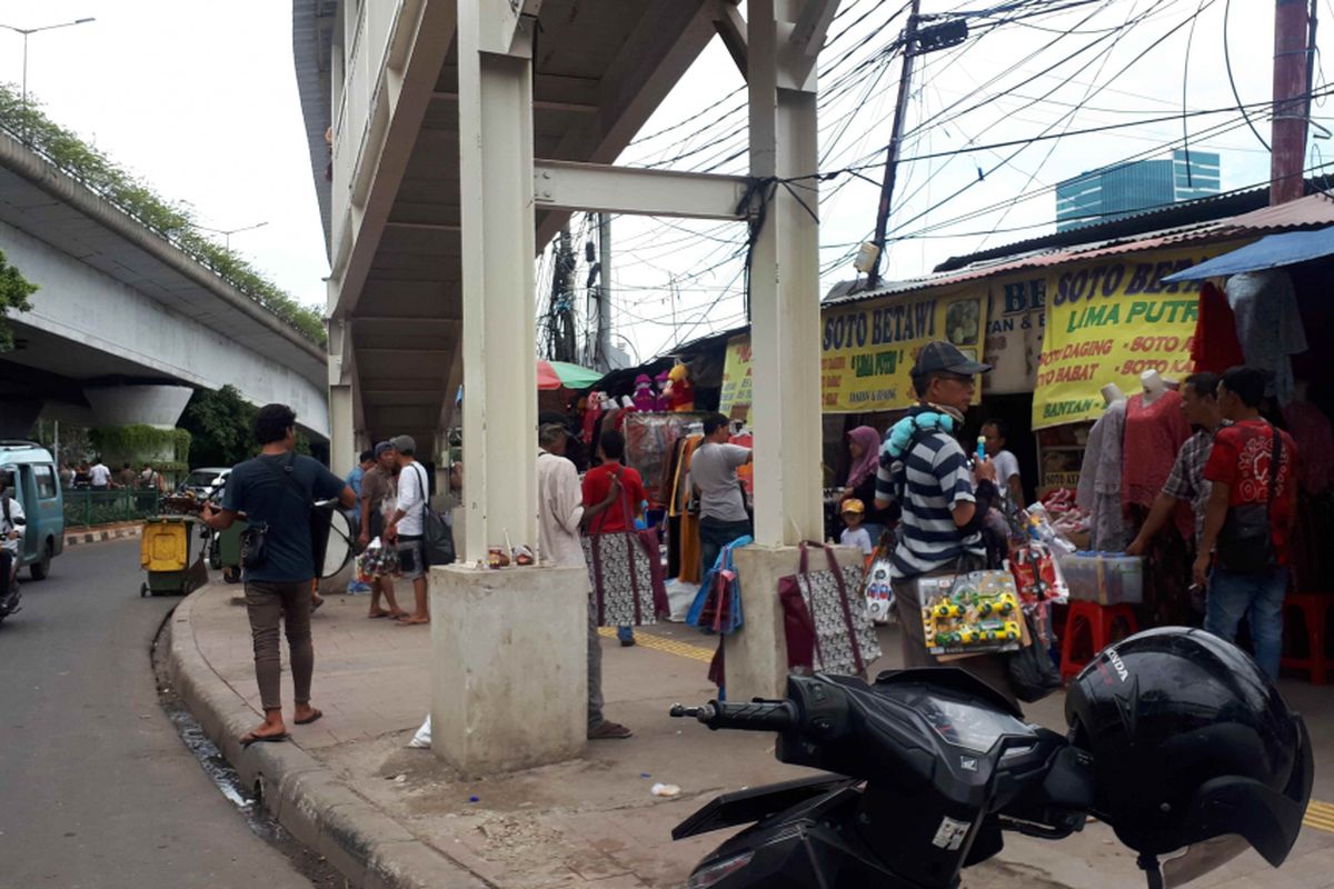 Suasana trotoar Tanah Abang setelah aksi bentrokan antara PKL dan petugas Satpol PP terjadi pada Kamis (17/1/2019).