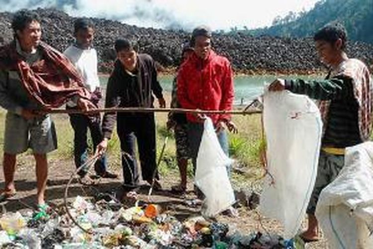 Para porter dan pemandu wisata di kawasan Gunung Rinjani, Lombok, Nusa Tenggara Barat, tengah membersihkan kawasan itu dari tumpukan sampah yang dilakukan secara rutin. Selain persoalan interen antarlembaga pengelola, pembersihan itu terhenti sementara karena tidak ada dana.