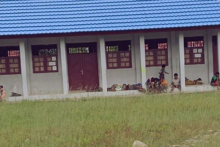 Warga Nduga memilih untuk tinggal sementara di gedung sekolah pasca kontak senjata TNI/Polri dengan OPM.