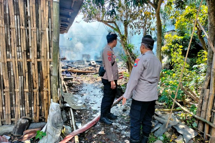 Polisi olah TKP kebakaran rumah milik Solichin, Selasa (3/6/2025).