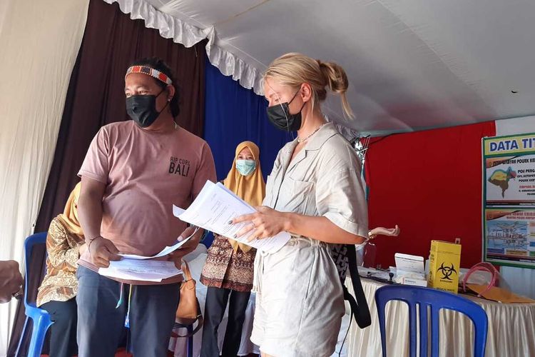 Warga negara Rusia bernama Anastasia dan kekasihnya Timoti terkena operasi penyekatan larangan mudik saat melintas di simpang Nilakandi, Kertapati, Palembang, Sumatera Selatan, Kamis (6/5/2021).