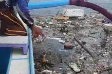 Warga Selamatkan Seekor Penyu yang Terjebak Jaring di Antara Tumpukan Sampah di Laut