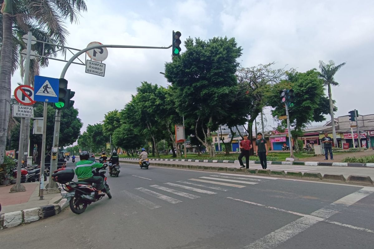 Jalan Dokter Soemarno di Penggilingan, Cakung, Jakarta Timur, Rabu (3/5/2023). Jalanan ini merupakan lokasi seorang pria menjadi korban tabrak lari pada Jumat (28/4/2023).