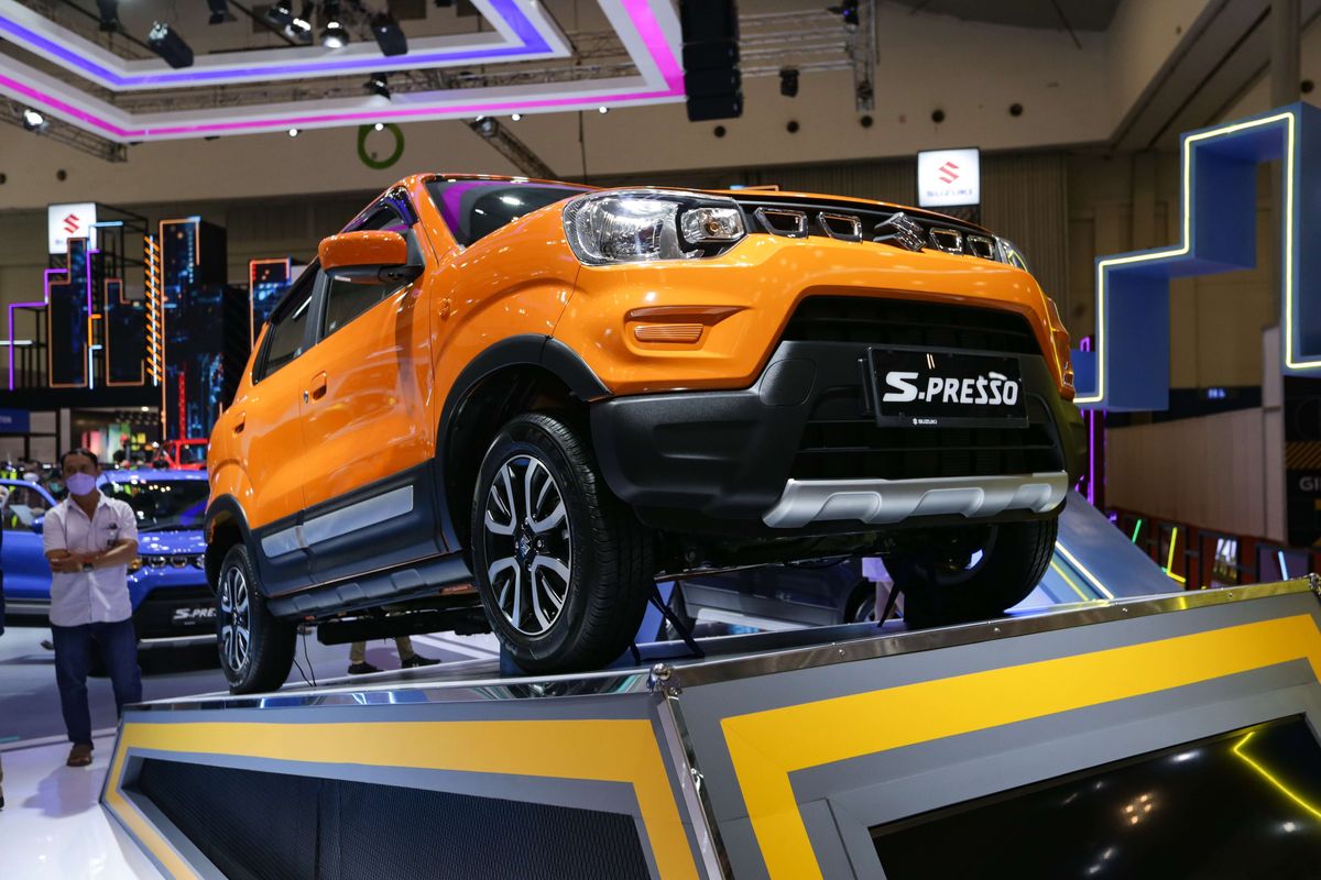 Suzuki S-Presso dipamerkan di ajang Gaikindo Indonesia International Auto Show (GIIAS) 2022 di ICE BSD, Tangerang, Jumat (12/8/2022). S-Presso dibanderol Rp 155 juta untuk transmisi manual dan Rp 164 juta untuk AGS.