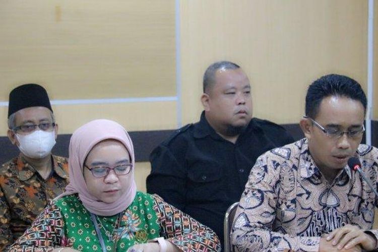 Ketua Bawaslu Majalengka Agus Asri Sabana (kanan) beserta anggota Bawaslu Majalengka Dede Sukmayadi (baju hitam), Idah Wahidah (kerudung pink), dan Abdul Rosyid (kiri).