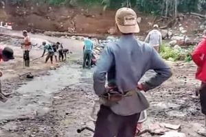 Keluhan Tidak Ditanggapi, Warga Bener Meriah Aceh Perbaiki Jembatan Wih Kanis Secara Swadaya