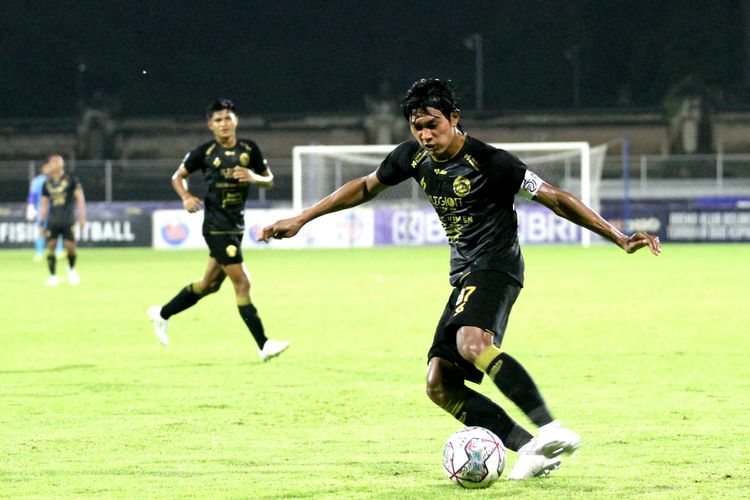 Kapten Arema FC, Johan Ahmad Farizi, kala beraksi menghadapi Borneo FC dalam laga Liga 1 2021-2022 di Stadion I Gusti Ngurah Rai, Bali, Minggu 20 Maret 2022.