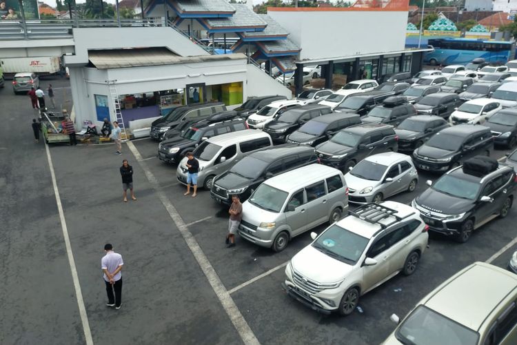 Kantor parkir Pelabuhan ASDP Ketapang Banyuwangi nampak penuh kendaraan 