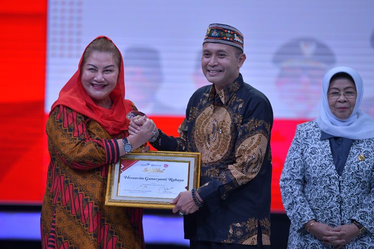 BKKBN memberikan penghargaan untuk Mbak Ita dan Megawati sebagai tokoh perempuan yang berjasa sebagai inspirator dan penggerak pencegahan stunting. Acara yang diselenggarakan di Studio 1 Kompas TV, Jakarta, Senin (17/7/2023).
