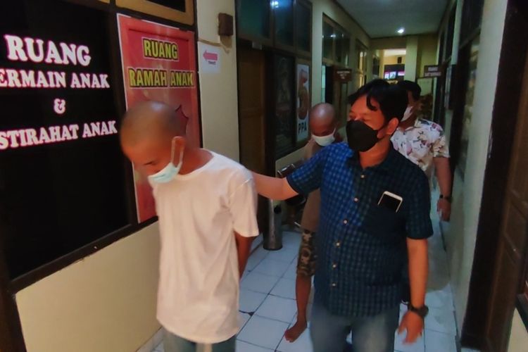 Petugas Unit PPA Reskrim Polresta Cirebon Jawa Barat membawa dua pelaku rudapaksa, Kamis (11/8/2022) petang. Modus keduanya mengancam korban dengan video mesum korban bersama kekasihnya.