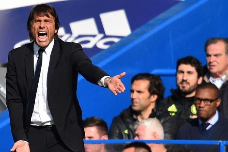 Manajer Chelsea, Antonio Conte, menyampaikan instruksi kepada para pemainnya dalam laga Premier League kontra Leicester City, di Stadion Stamford Bridge, Sabtu (15/10/2016).