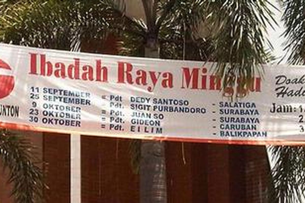 Spanduk jadwal kebaktian yang dipasang di halaman Gereja Bethel Indonesia Sepenuh (GBIS) Kepunton, Solo, Minggu (25/9/2011).