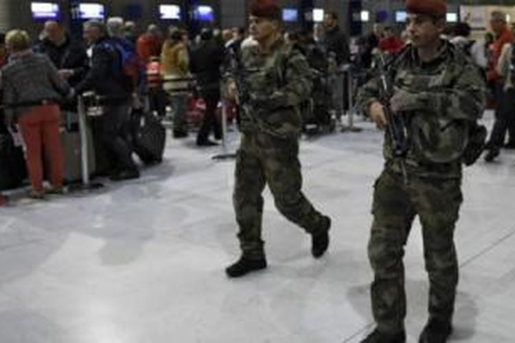Keamanan diperketat di tempat-tempat umum setelah serangan di Paris. 