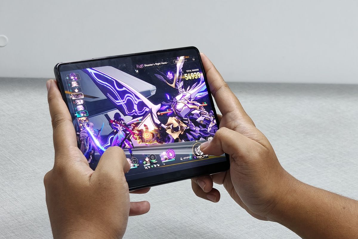 Ilustrasi main game Honkai Star Rail di Samsung Galaxy Z Fold 5.