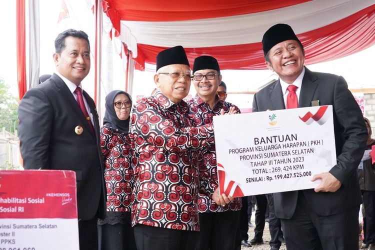 Wapres Maruf Amin saat menghadiri acara Hari Keluarga Nasional di Kabupaten Banyuasin, Sumatera Selatan, Kamis (6/7/2023).
