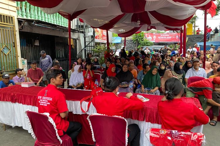 Warga Tambora menghadiri HUT ke-51 PDIP di Jalan Kalianyar, Jakarta Barat, Rabu (10/1/2024). 
