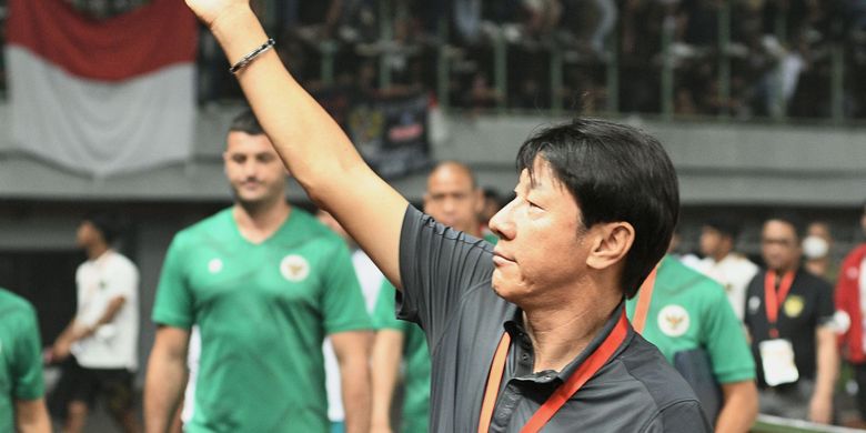 Pelatih timnas U19 Indonesia, Shin Tae-Yong, menyapa suporter usai pertandingan melawan Myanmar dalam laga Grup A Piala AFF U19 2022 di Stadion Patriot Candrabhaga, Bekasi, Jawa Barat, Minggu (10/7/2022). Indonesia menang 5-1 atas Myanmar dan gagal melaju ke semifinal piala AFF U19. ANTARA FOTO/ Fakhri Hermansyah/hp.