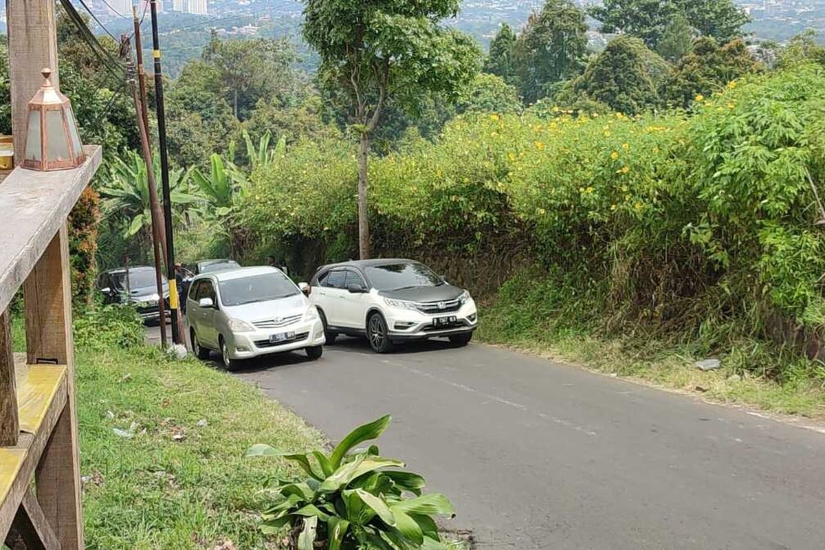 Kendaraan wisata mogok di tanjakan jalan alternatif Punclut, Lembang, Kabupaten Bandung Barat (KBB), Kamis, (4/5/2022).