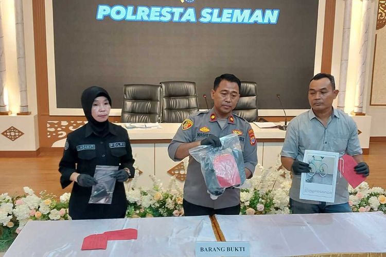 Kapolsek Ngaglik, Kompol Mashuri saat menunjukan barang bukti yang berhasil diamankan dari kejadian penganiayaan hingga meninggal dengan korban anak dibawah umur berinisial M (9) dalam jumpa pers di Mapolresta Sleman, Rabu (6/03/2024). Dari kejadian ini, Polisi menangkap pelaku berinisial GCP (19).