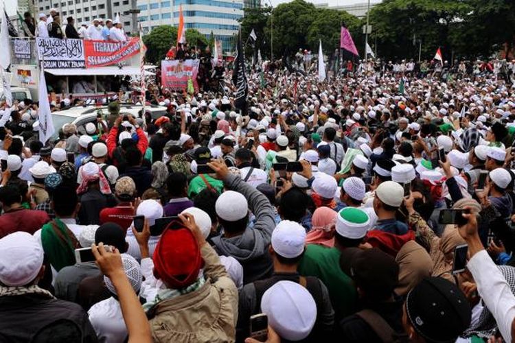 Umat muslim mengikuti aksi 212 di depan Kompleks Parlemen Senayan, Jakarta Pusat, Selasa (21/2/2017). Aksi 212 tersebut digelar dalam rangka menuntut DPR agar segera mengambil tindakan agar Gubernur DKI Jakarta Basuki Tjahaja Purnama diberhentikan dari jabatannya.