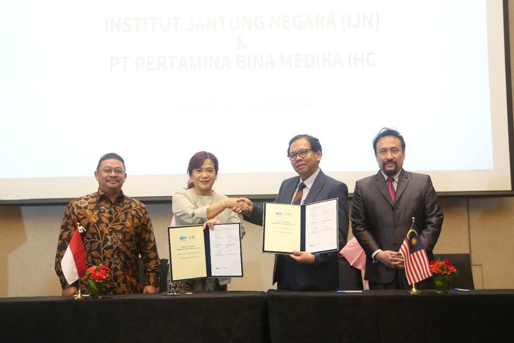 Direktur Utama (Dirut) Indonesia Healthcare Corporation (IHC) Mira Dyah Wahyuni bersama Ketua Pegawai Eksekutif Institut Jantung Nasional (IJN) Datuk Aizai Azan Abdul Rahim menandatangani nota kesepahaman untuk meningkatkan kualitas pendidikan kesehatan dan kedokteran di Indonesia, Senin (3/6/2024)