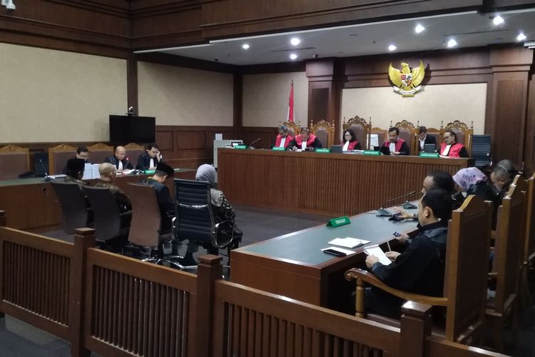 Jaksa Komisi Pemberantasan Korupsi (KPK) menuntut majelis hakim pada Pengadilan Tindak Pidana Korupsi (Tipikor) Jakarta mencabut hak politik empat mantan anggota DPRD Lampung Tengah, yakni Achmad Junaidi Sunardi, Raden Zugiri, Zainuddin dan Bunyana selama 5 tahun.