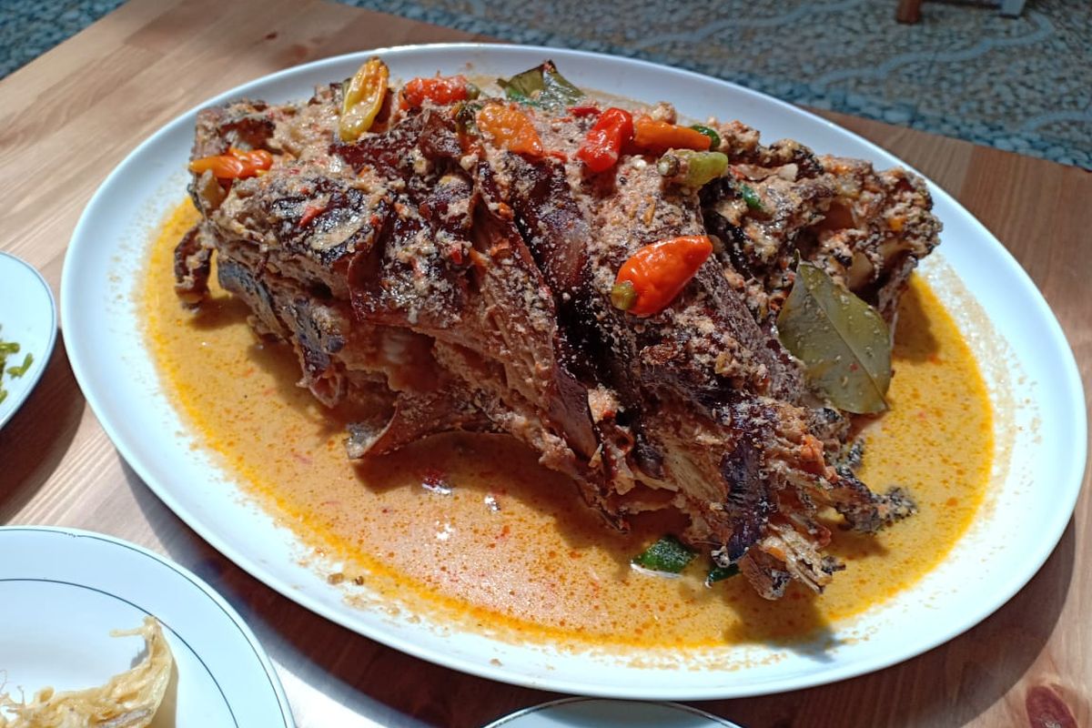 Kepala ikan manyung yang jadi primadona dengan bumbu rahasia ala Bu Fat