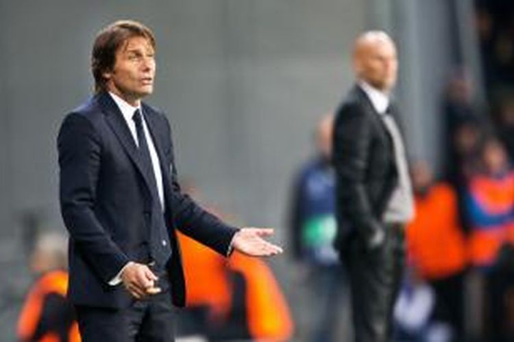 Pelatih Juventus Antonio Conte menyaksikan anak didiknya bertanding melawan Kopenhagen, pada laga fase grup Liga Champions, di Parkstadion, Selasa (17/9/2013).