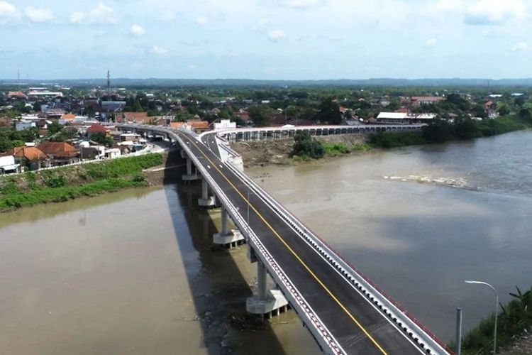Jembatan Ploso yang baru di Kabupaten Jombang, Jawa Timur
