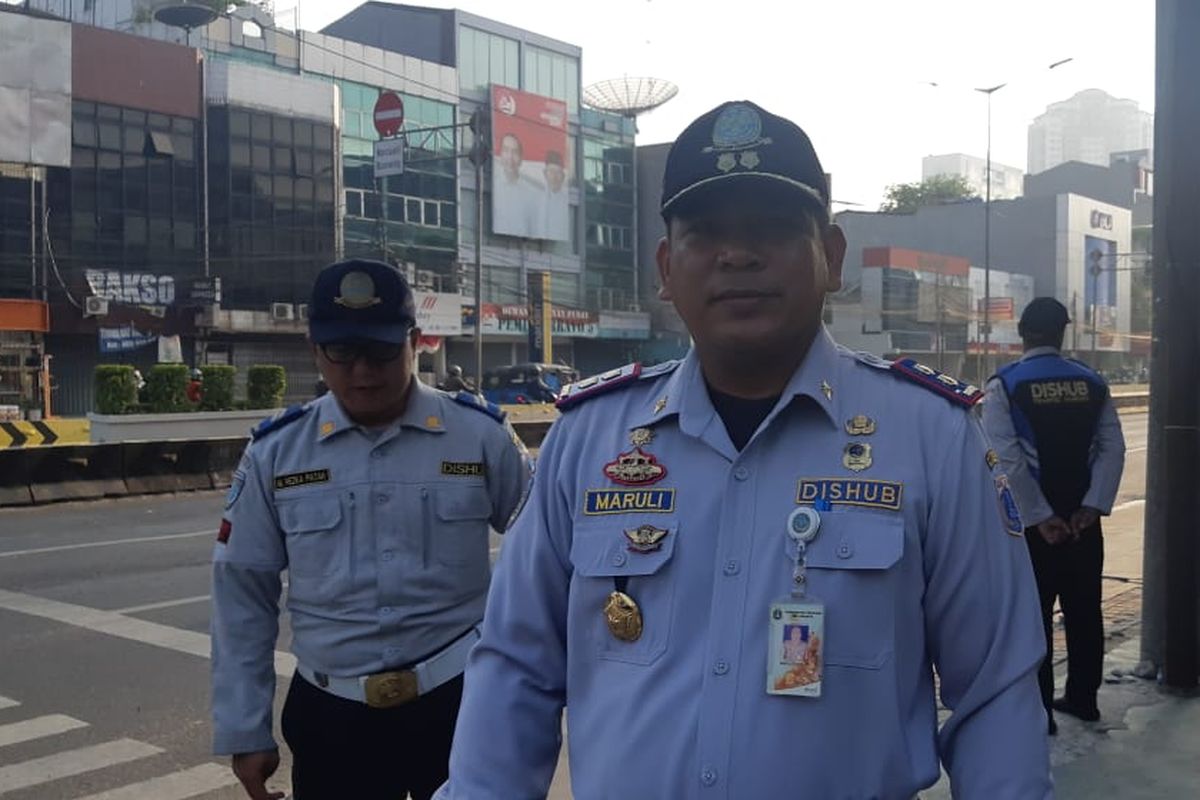 Maruli Sijabat Kabid Ops Dinas Perhubungan DKI Jakarta, saat memantau jalannya penerapan kebijakan ganjil genap di Jalan Tomang Raya menuju Jalan Suryopranoto arah Harmoni pada Senin (9/9/2019) pagi 