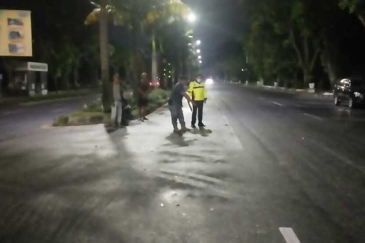 Petugas Satlantas Polresta Pekanbaru melakukan olah TKP pada kasus kecelakaan lalu lintas yang menewaskan sopir truk di Jalan Jenderal Sudirman, Kota Pekanbaru, Riau, Rabu (25/5/2022) dini hari.
