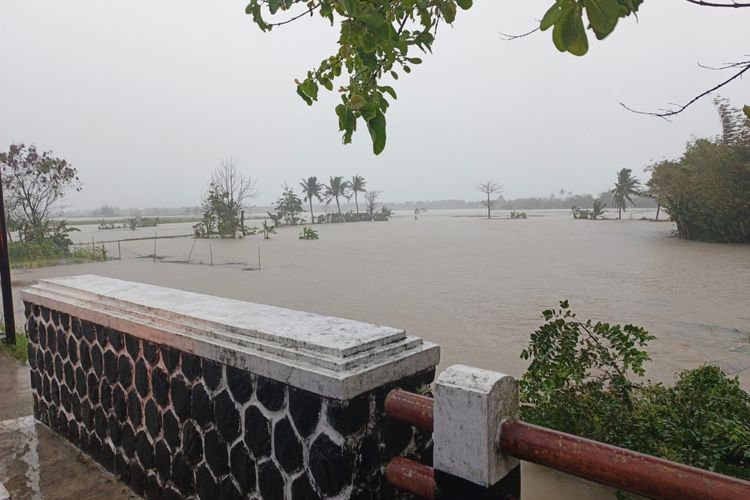 Pesawahan warga di di Desa Bunuasih dan Desa Tegalbuleud, Kecamatan Tegalbuleud, Kabupaten Sukabumi, Jawa Barat terendam akibat banjir pada Senin (11/8/2025).