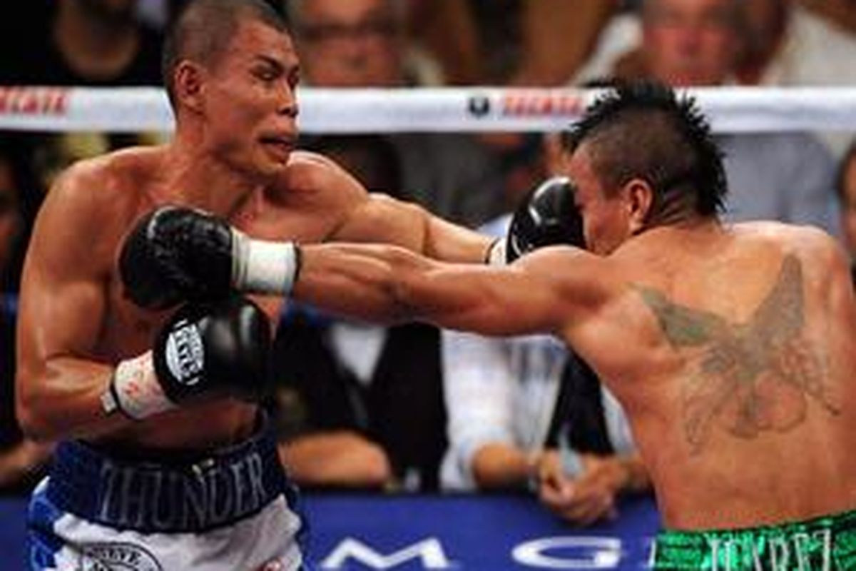 Chris John  (kiri), ketika melawan Rocky Juarez.
